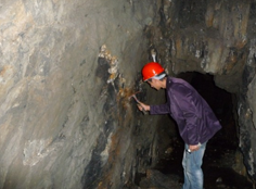 公司地質工程師在探洞內(nèi)取樣